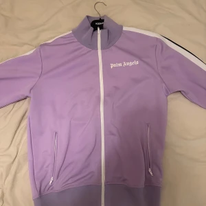 Lila track jacket från Palm Angels - Säljer en lila track jacket från Palm angels, använt få gånger