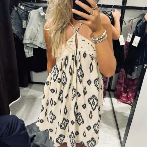 Super fin zara kläning  - Säljer denna super fina zara kläningen då den inte kommer till användning Såå snygg🥰🥰🥰😍😍