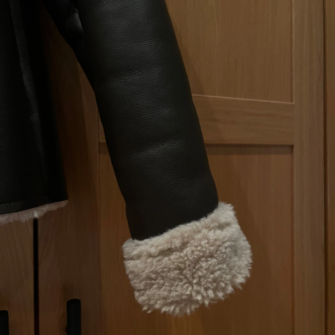 Brun pälsfodrad jacka med dragkedja - 3