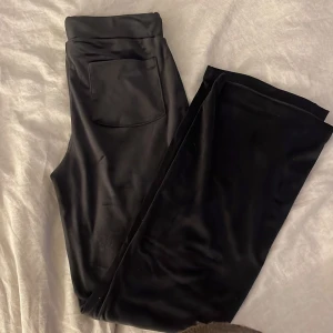 Svarta mjukisbyxor från Gina Tricot - Svarta mjukisbyxor från Gina Tricot med resår och snörning i midjan samt bakfickor. Byxorna är i nyskick och har aldrig använts, endast provade ❣️