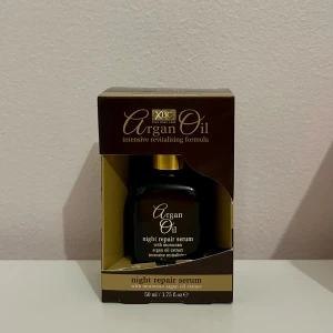 Argan Oil Night Repair Serum - Argan Oil Night Repair Serum med marockansk arganolja, 50 ml. Kommer i en mörkbrun glasflaska med pipett och guldfärgad detalj. Serumet är avsett för nattbruk och masseras in i ansiktet och på halsen efter rengöring för intensiv återfuktning och revitalisering.