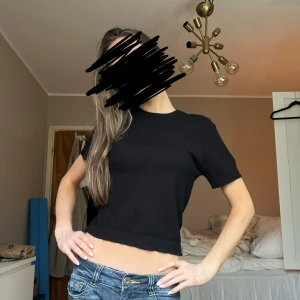 Svart stickad tshirt - Svart stickad tshirt från gina tricot💞💞 knappt använd! 