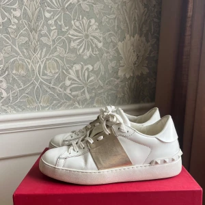 Valentino skor - Äkta valentino skor i mycket bra skick, finns tecken på användning men ingen man tänker på☺️ Förutom skorna medföljer skolåda, extra orginalsnören, dustbag samt äkthetsbevis! Har du några frågor är det bara att höra av sig!🤗