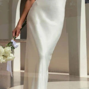 Balklänning pearl satin maxi💕 - Säljer denna snygga balklänning, helt oanvänd💕