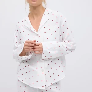 Ny pyjamas med hjärtan  - Säljer båda delarna. Den är endast tvättad men aldrig använd. Nypris 700 säljer för 400❤️byxorna är i S och skjortan M men passar även S! 