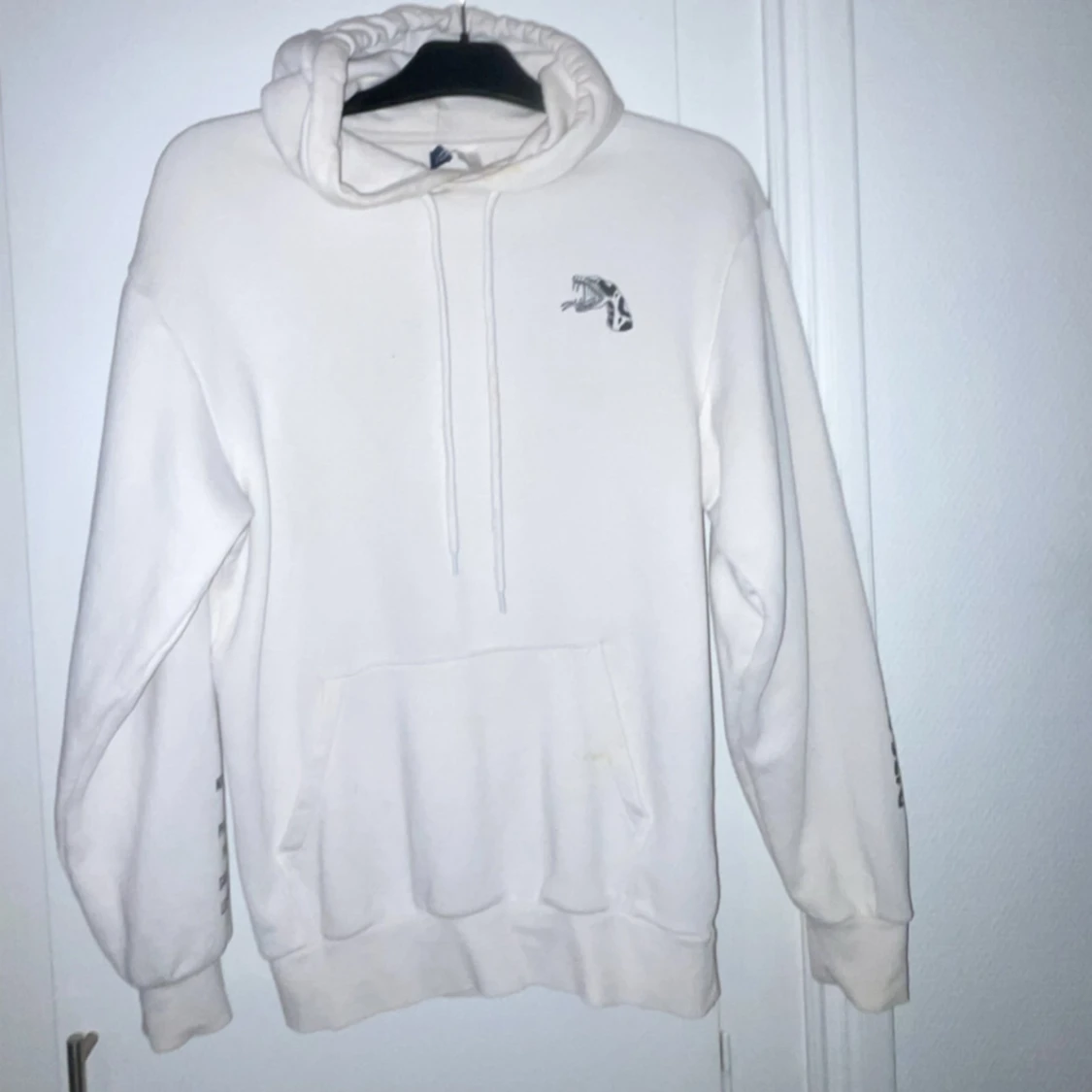 Vit hoodie med kobramotiv 