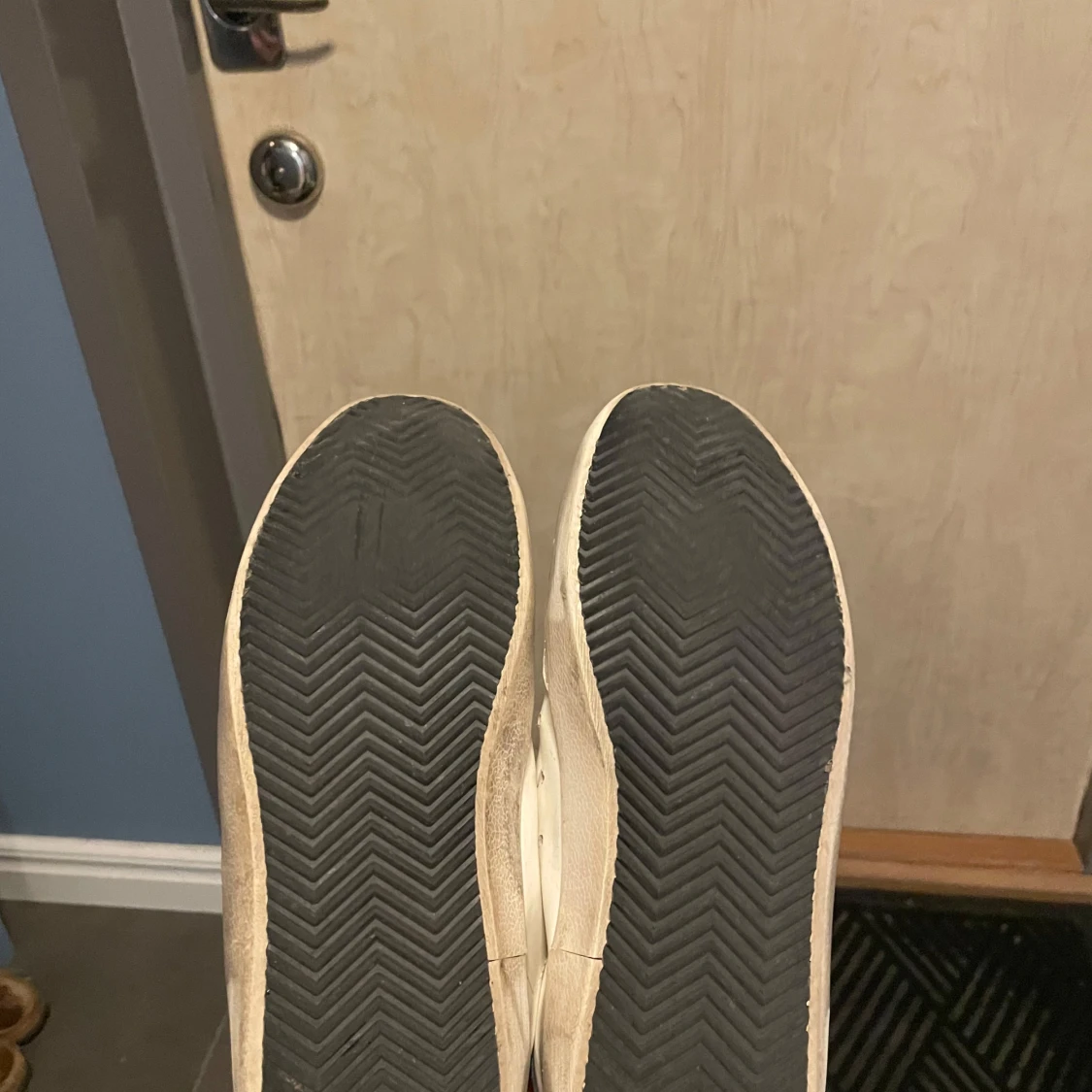 Vita sneakers från The Gallerist med grå detaljer - 4