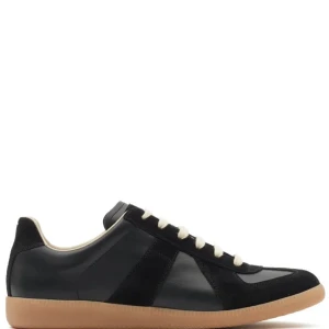 Maison Margielas sneakers - Säljer mina MM sneakers i storlek 42. Snygga svarta sneakers med en stilren design och kontrasterande ljusbrun gummisula. Skorna har snörning och en rund tå, vilket ger en klassisk look. Perfekta för en avslappnad stil.