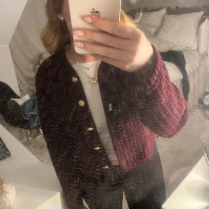 Vinröd kofta med guldknappar - Superfin vinröd kofta från HM! Så snygga knappar! Storlek M men sitter som en Xs-S, typ oanvänd så i bra skick❣️