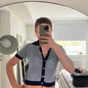 Grå croppad kofta - Säljer en croppad grå kofta från zara som är så sjukt snygg och skön. Kommer tyvärr aldrig till användning och har aldrig gjort då den endast är använd max 2 gånger 💙