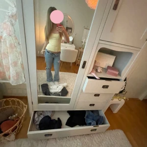Ljusblå bootcut jeans med slitningar - Säljer ett par ljusblå bootcut jeans med slitningar och hål. Jeansen är ljusblå och kommer från Gina Young. Jag är 158 och de passar mig perfekt i längden! På bilderna har jag vikt ned de vilket man kan göra om man vill ha de lite mer low waist, om man inte viker ned de är de low waist/ mid waist skulle jag säga 🤗❤️(priset är högt eftersom  att jag ser andra sälja för liknande priser(kan diskuteras)