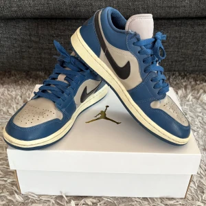 Nike air Jordan 1 low industrial blue - Säljer ett par bå/grå nike air Jordan 1 low sneakers i mycket bra skick. En dröm för den sneakers intresserade! Nypris 1 845 kr