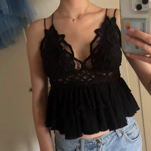 Svart topp - Säljer denna otroligt coola toppen från Free People. Tycker verkligen om denna men rensar garderoben och behöver pengar😩💕