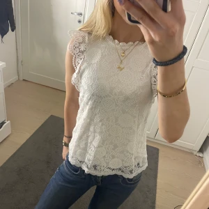 Vit sommar blus - Superfin vit blus till sommaren❤️Endast använt ett par gånger,  köpte på vero moda men märker är pieces💗