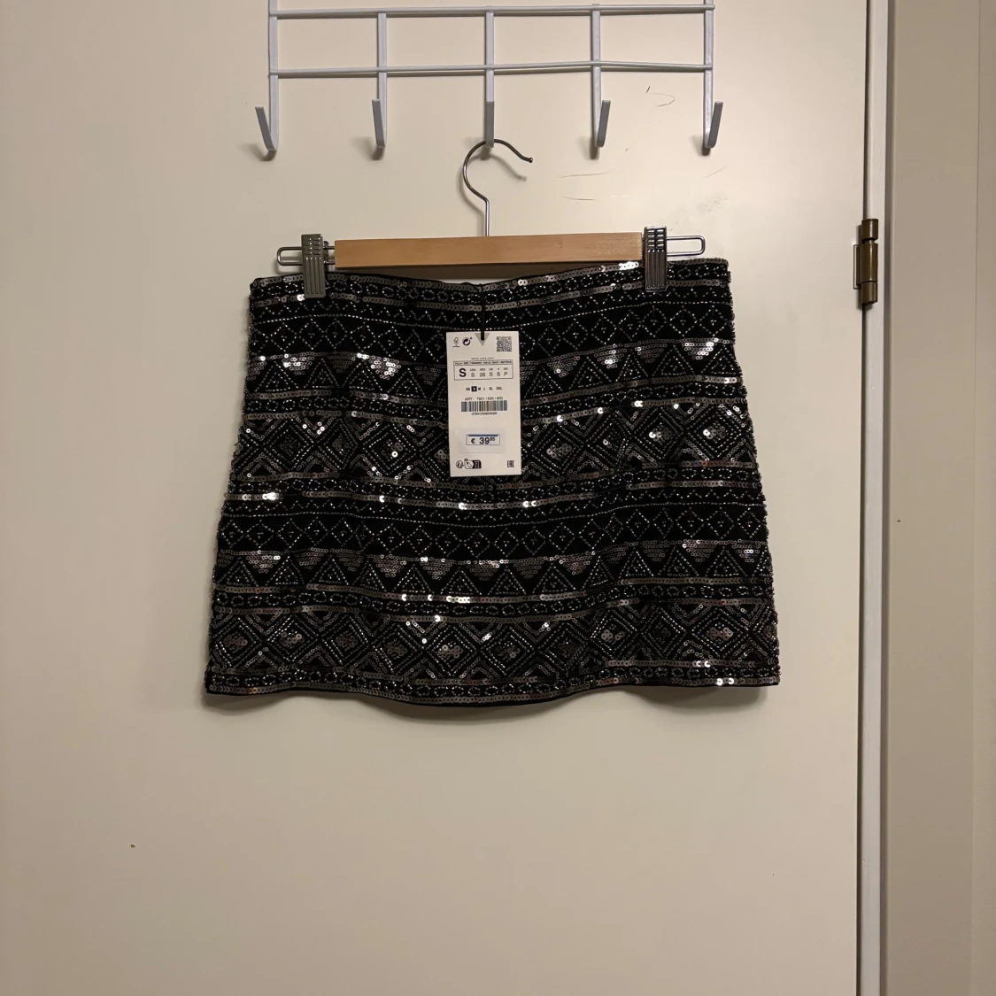 Svart paljettkjol från Zara - 1