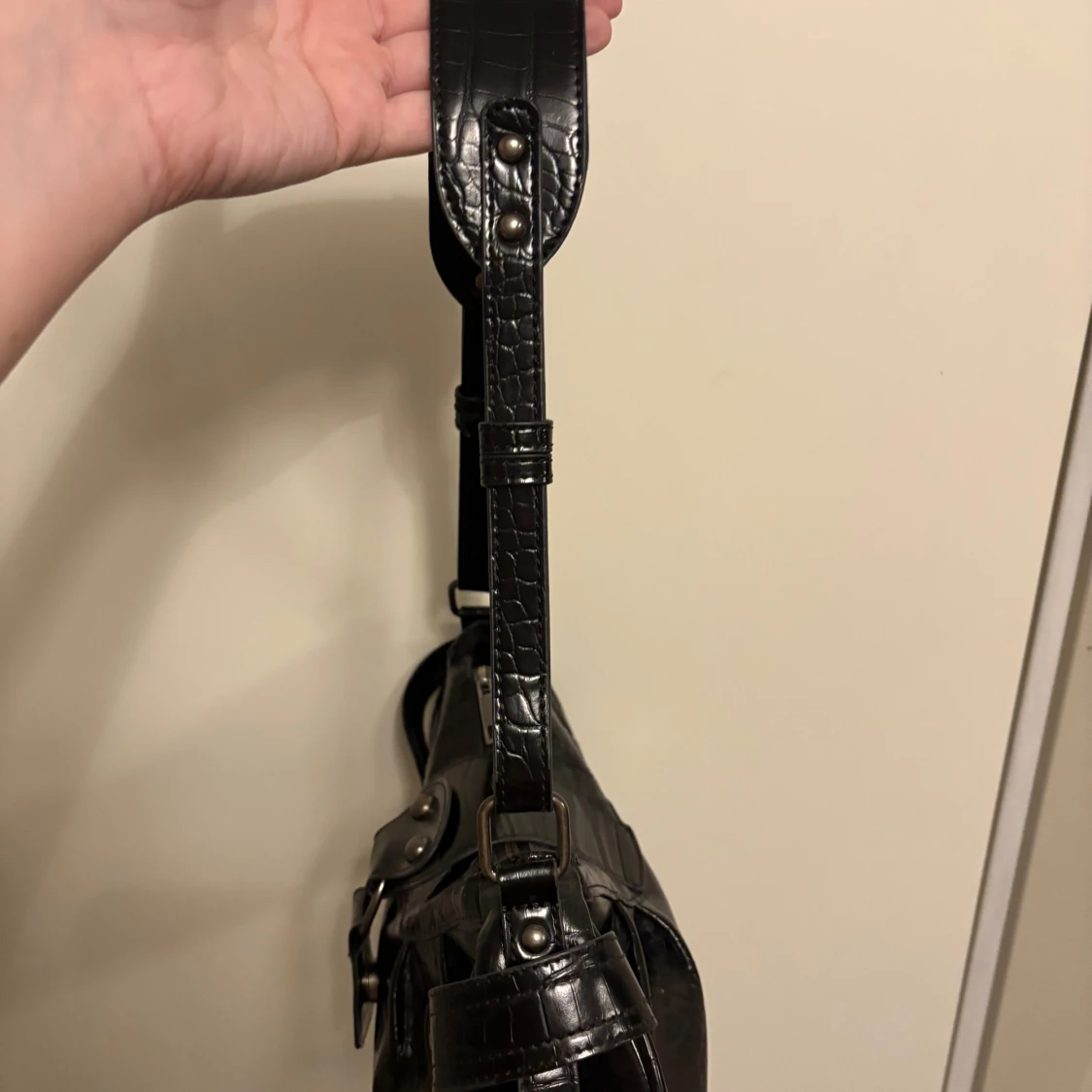 Svart axelväska i croco-mönstrat skinn från Urban Outfitters - 2