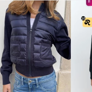 Cardigan från GinaTricot - Snygg mörkblå croppad pufferjacka med stickade ärmar och två fickor framtill. Jackan har dragkedja och ribbade muddar. Använd två gånger men känner att den inte riktigt passa mig. Den är i nytt skick.