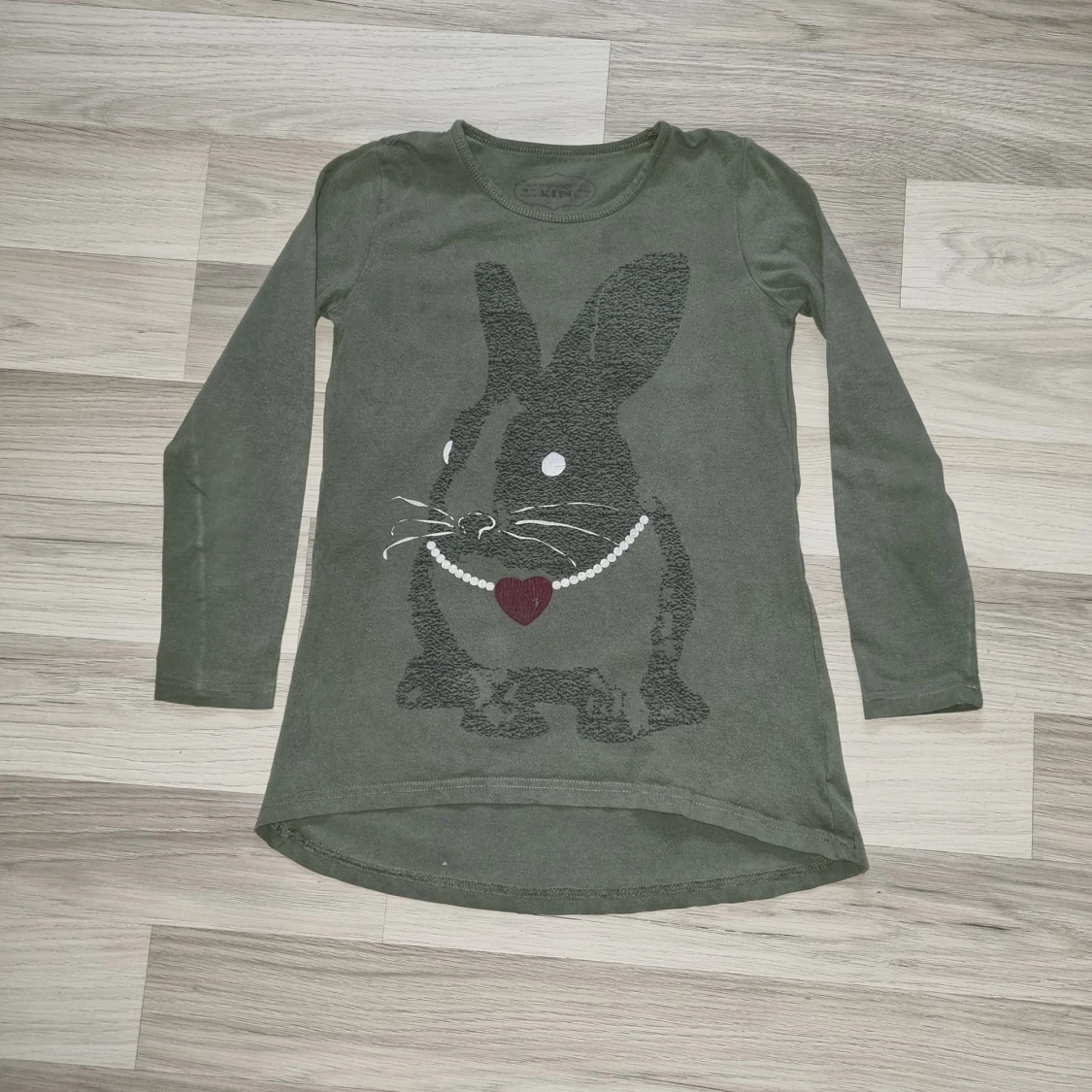 Olivgrön långärmad tröja med kaninmotiv från Lindex 