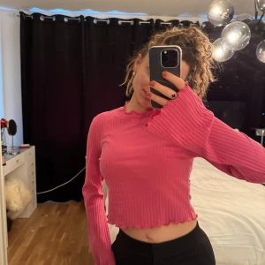 topp från NA-KD - Säljer en rosa ribbad långärmad topp från NA-KD i Stl s