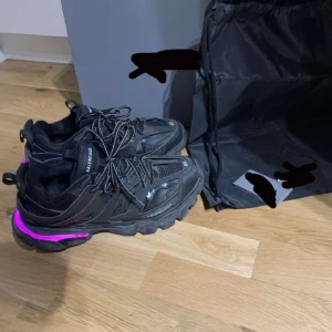 Track runners - Knappt använda trackar runners säljer då den inte är min stil. Köptes för 3500kr 