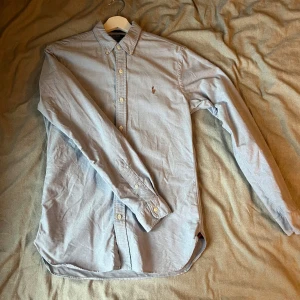 Ralph Lauren Skjorta - 🌟Ralph Lauren Skjorta | 9/10 | Ljusblå | Small | Givetvis äkta  | 1600 ny | Fraktar spårbart via PostNord eller instabox | Hör av dig vid frågor eller andra funderingar!🌟