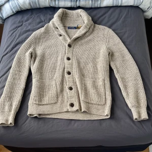 Shawlneck Ragg Sweat Polo Ralph Lauren - Säljer en polo ralph lauren cardigan i nyskick. Hör gärna av dig vid minsta fråga:)  Pris kan diskuteras vid snabb affär.
