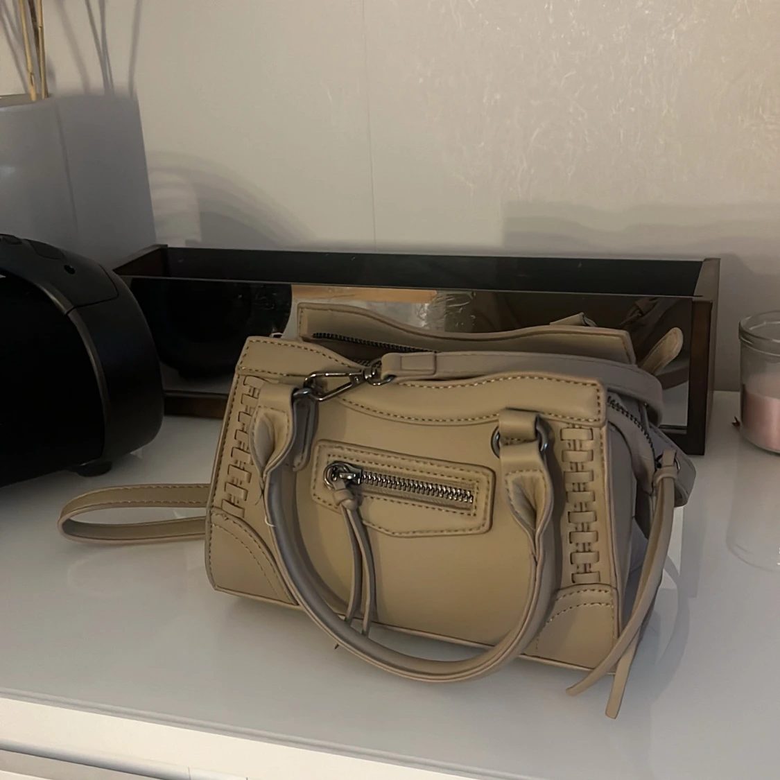 Beige axelväska med dragkedja