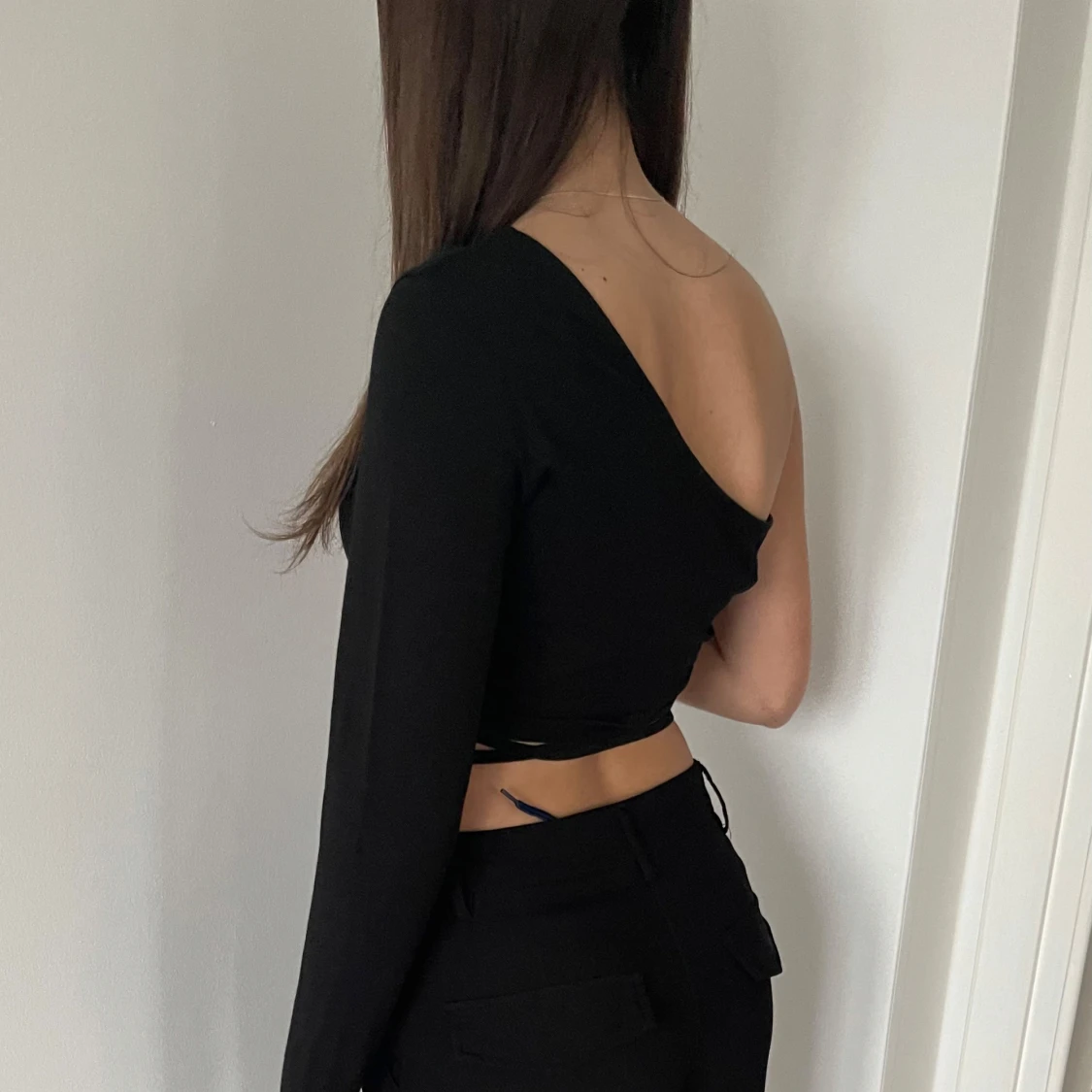 Svart one shoulder croppad topp NAKD