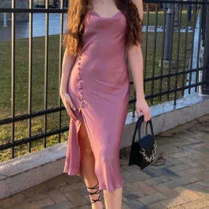 Satinklänning från ZARA  - Jättefin satin klänning från Zara. Endast använd 2 gånger. Storlek XS/S