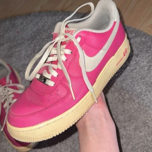 Rosa Nike Air Force - Unika skor som är flitigt använda men i gott skick! Några enstaka skavanker som ses på bilderna