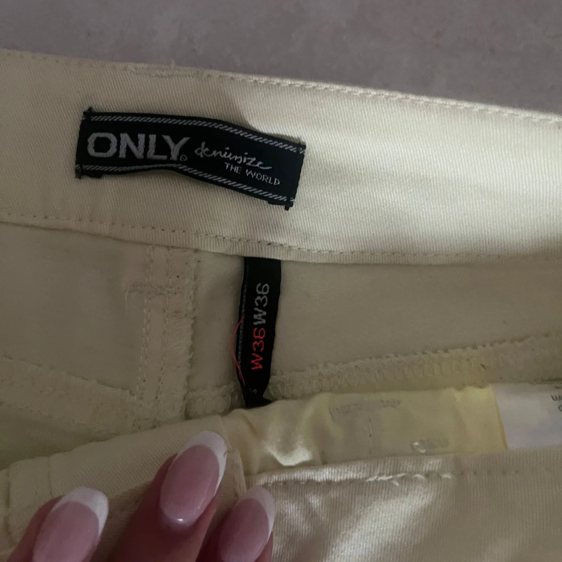 Gula jeansshorts med fickor - 4