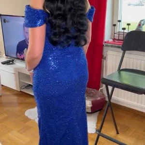 Festklänning - Säljer min festklänning köpt från Dressroom Använd en gång. Storlek 36/38. Pris 2000kr. Priset går att diskutera vid snabb affär.  Klänningen finns i Göteborg, går även att fraktas.