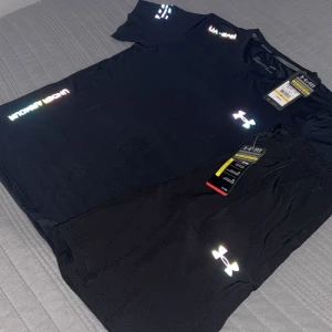 Under Armour - T-shirt + Shorts - Unikt svart sommarset! Skick 10/10, tags samt påse medföljer. Storlek M (passar även S)! Vid intresse skicka iväg ett PM 😁