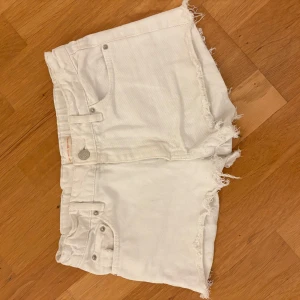 Vita låga jeansshorts från Gina Tricot - Säljer ett par vita jeansshorts från Gina Tricot med fransiga benslut. 💓