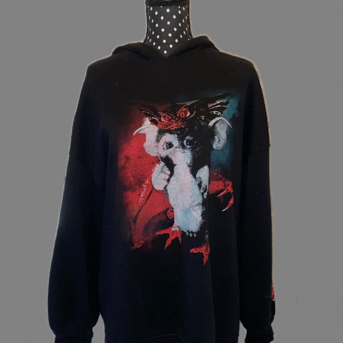 Svart hoodie med Gremlins-tryck