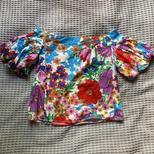 Blommig blus🌸  - Jättefin blommig blus! Offshoulder med puffärmar. Storlek M passar bättre på S. Perfekt till sommaren! 🌸🌷