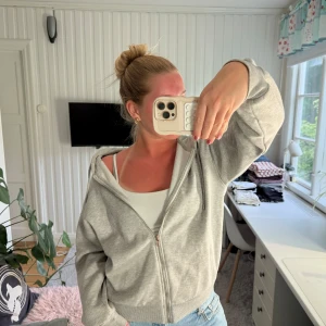 Zip-up tröja  - Grå oversize zip-up tröja med stor luva ⭐️🌟