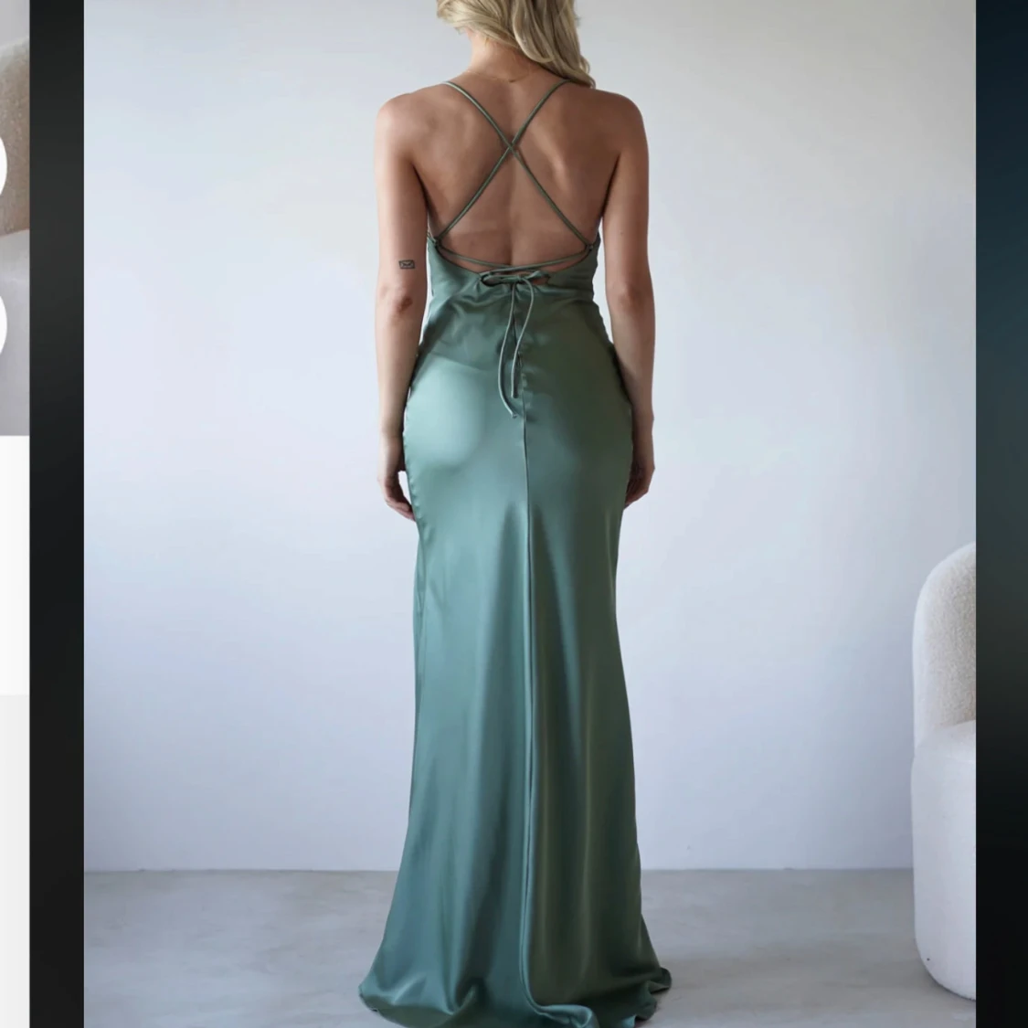 Grön lång satinklänning med slits och smala axelband - 2
