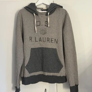 Ralph Lauren hoodie - Ralph Lauren hoodie i nyskick helt utan defekter. Storlek L men passar även M om man är relativt stor. Hör av er vid frågor. 