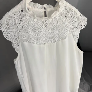 Blus - Vit blus med spets upptill 🤍