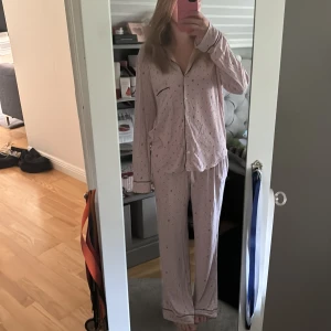 Victoria secret pyjamas  - Oversized superfin ljusrosa Victoria secret pjamas med prickar ock märket som mönster samt ficka i bode byxor och tröja. Storlek s men käns som xs för den e så stor men älskar!!🥰nypris ca 1300 men säljs inte längre 