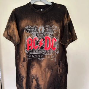 T-shirt ACDC M - Helt ny T-shirt med ACDC. Storlek M. Tuffa meleringar på.