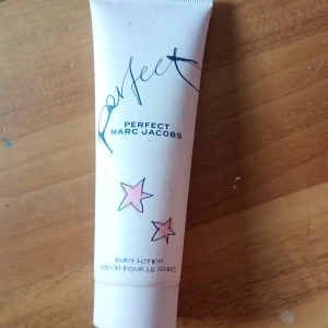 Perfect Body Lotion Marc Jacobs 75ml - Body lotion från Marc Jacobs i serien Perfect. Tuben är vit med svarta och rosa stjärnor och rymmer 75 ml. Snygg och stilren design, perfekt att ha i väskan. Lätt formula som snabbt går in i huden och lämnar en fräsch doft.