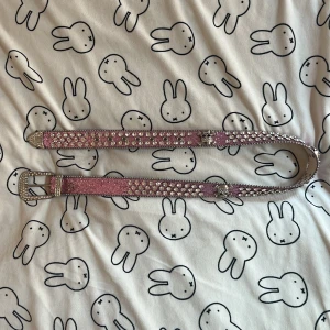 Y2k rosa bälte - Snyggt rosa bälte med dödskallar på, köpt på vinted. 106 cm långt 🩷