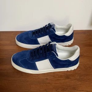  flycrews - Helt nya valentino flycrews i royal blue. Använda 1 gång, extremt ovanliga,10/10 skick. Storlek 41- endast seriösa köpare🤝🙌