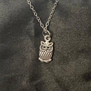 Uggla halsband silver imitation Owl Jewelry - Fint halsband med en berlock i form av en liten uggla. Berlocken är ca 1 x 0,5 cm. Trädd på kedja i silverimitation som är justerbar 40-45 cm.