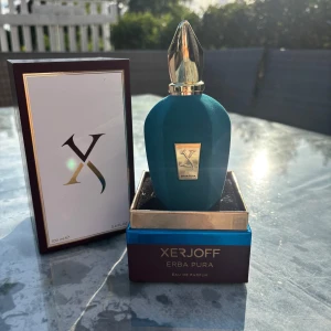 Xerjoff Erba Pura Eau de Parfum 100ml - Lyxig parfym från Xerjoff, Erba Pura, säljer den då jag redan har en och fick den här som en present. pris går att diskutera kommer inte med kvitto eftersom jag inte fick nån när jag fick den.