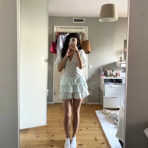 Blommig kortklänning Meet Me There - Supersöt klänning med ljusblåa blommor🩵🦋