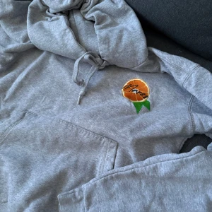 Mares hoodie - Säljer min gråa hoodie från Mares. Köptes för 699kr🫶🏼