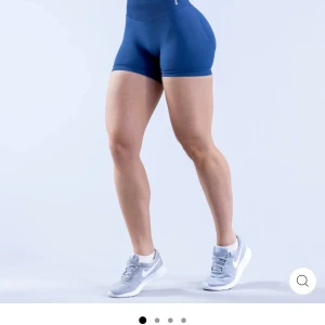 Blå Impact Shorts från DFYNE - Säljer ett par skitsnygga och sköna Impact Shorts från DFYNE i färgen DEEP SEA!☺️ Perfekta för träning och tillverkade i ett stretchigt syntetmaterial som ger bra stöd och rörelsefrihet. Använda max 3 gånger!